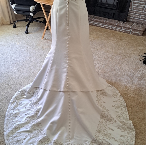 Bridal Gown NWOT Embroidered n Beaded w/Train - Picture 5 of 10